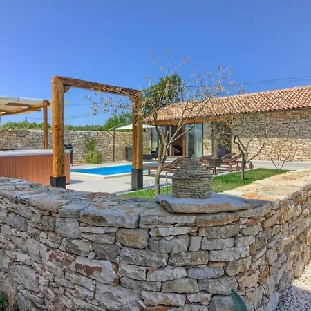 Mit Privatpool Fuer 4 Personen Ca 60 Qm In Sisan, Istrien Suedkueste Von Istrien Šišan
