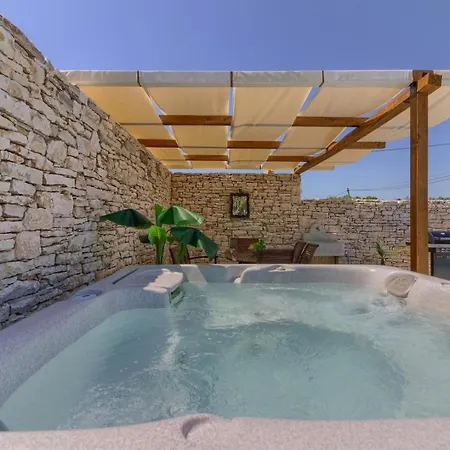 Mit Privatpool Fuer 4 Personen Ca 60 Qm In Sisan, Istrien Suedkueste Von Istrien Hébergement de vacances *