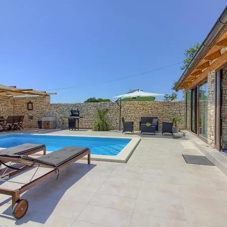 Mit Privatpool Fuer 4 Personen Ca 60 Qm In Sisan, Istrien Suedkueste Von Istrien Šišan