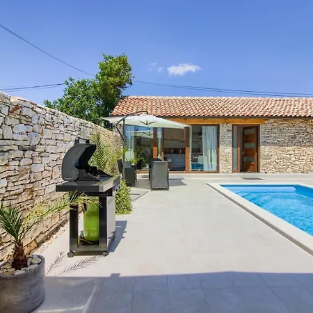 Mit Privatpool Fuer 4 Personen Ca 60 Qm In Sisan, Istrien Suedkueste Von Istrien Hébergement de vacances *