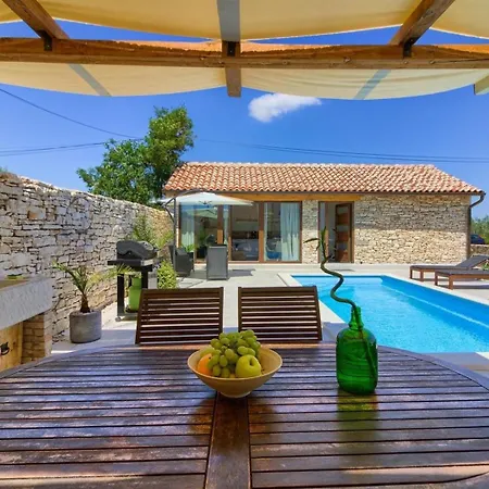 Mit Privatpool Fuer 4 Personen Ca 60 Qm In Sisan, Istrien Suedkueste Von Istrien Hébergement de vacances Šišan
