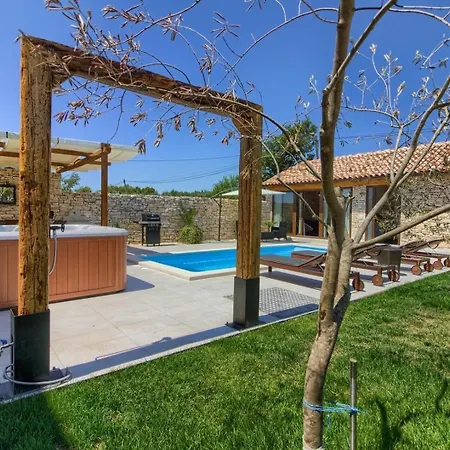Hébergement de vacances Mit Privatpool Fuer 4 Personen Ca 60 Qm In Sisan, Istrien Suedkueste Von Istrien Šišan